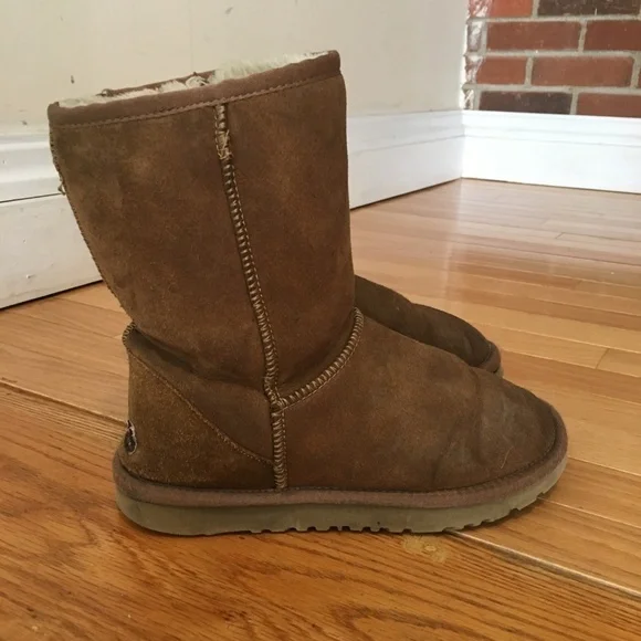 Womans Ugg 5825 Leather Slip-on Short Boots 6 W - Picture 1 of 7